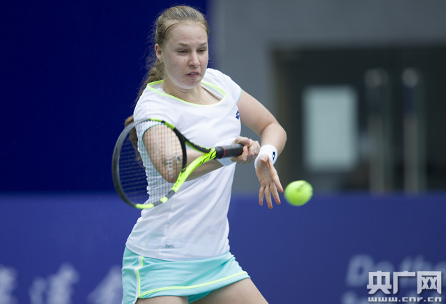 并迫使防守 并迫使防守